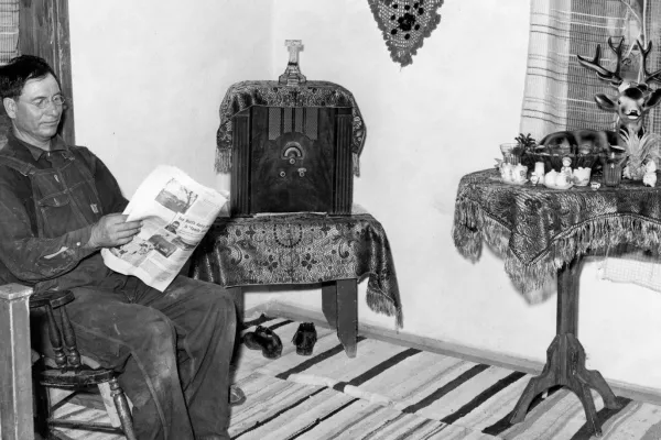 fireside-chat-man-reading-newspaper-cc-1536x915.jpg